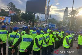 Kolaborasi polisi-warga urai kepadatan Jalur Puncak