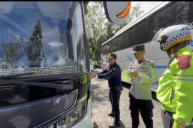 Polresta Bandung melakukan pemeriksaan kendaraan wisata di Kawah Putih