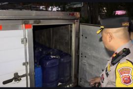 Polisi sita mobil berisi ribuan liter miras di jalur wisata Bandung
