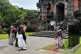 TMII gelar pawai budaya dan Tari Kecak hibur pengunjung
