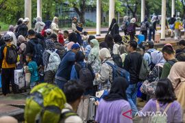 Arus balik penumpang kereta api di Stasiun Jatibarang