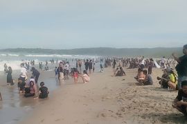 Kawasan Pantai Sawarna Lebak ramai dipadati wisatawan lokal
