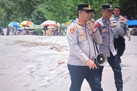 Polsek Pasaman gunakan pengeras suara berikan himbauan jaga anak di Pantai Sasak (Video)