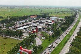 Petugas berlakukan buka-tutup situasional seluruh rest area Tol Cipali