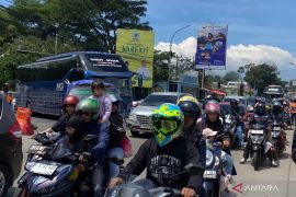 Arus Balik Garut-Bandung Padat Merayap, Polisi Berlakukan One Way Sepenggal