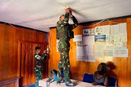 Prajurit Satgas Yonif 511 pasang jaringan listrik di Gereja Ninambua Lanny Jaya