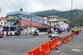 Polisi tahan truk sumbu tiga yang langgar pembatasan operasional