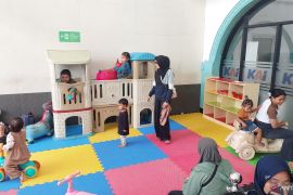 Penumpang nikmati fasilitas di stasiun tunggu waktu keberangkatan