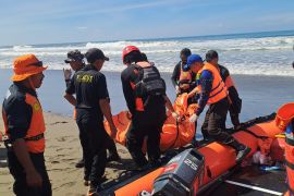 Basarnas: Nelayan hilang terseret ombak di Pantai Suwuk ditemukan meninggal dunia