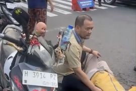Berangkat kerja, Gubernur Jateng tolong korban kecelakaan