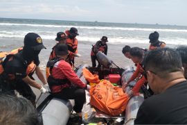 Remaja terseret ombak di Pantai Kalianda ditemukan meninggal dunia