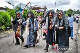 Topeng-topeng yang menjaga ingatan