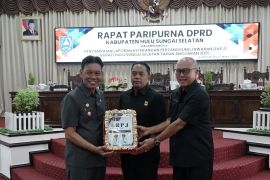 DPRD HSS paripurnakan penyampaikan LKPj APBD 2025