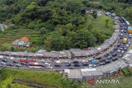 Antrean kendaraan arus balik di Tanjakan  Lingkar Gentong Tasikmalaya
