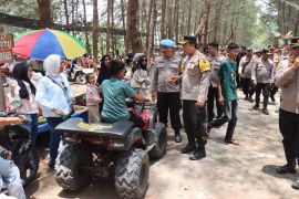 Bentuk kehadiran negara di tengah masyarakat, Kapolres Pasbar hadir langsung pantau objek wisata Pantai Sasak