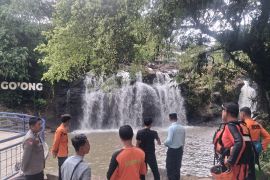 Tim SAR operasi pencarian wisatawan tenggelam di Curug Goong Pandeglang