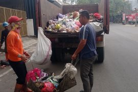 Libur Lebaran, volume sampah rumah tangga di Lebak naik 10 persen