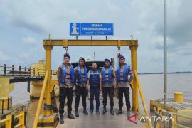 Polairud Banjarmasin awasi arus balik lebaran di Dermaga Ferry Alalak