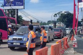 Jalur wisata di Garut masih ramai dilintasi kendaraan
