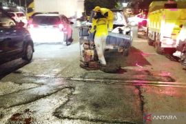 Bina Marga DKI tambal jalan rusak di Daan Mogot