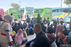 Penumpang arus balik H+4 Lebaran di Terminal Kalideres membeludak