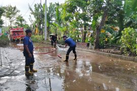 Siaga penuh! Damkar Mataram turunkan armada di lokasi Lebaran Topat