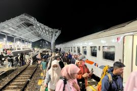 Puncak arus balik KAI Jember Selasa (24/3) dengan 13.150 penumpang