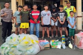 Polresta Pekalongan terima puluhan selongsong dan bahan petasan warga