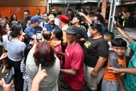 Warga di bantaran rel Senen terharu saat kedatangan Prabowo