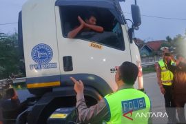 Kakorlantas tegur langsung sopir truk sumbu tiga langgar batasan operasional