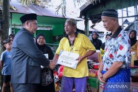 Bupati HST tinjau lokasi kebakaran dan salurkan bantuan di Barabai Darat