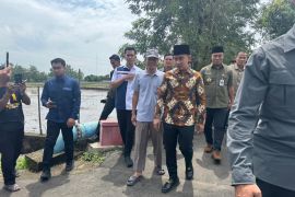 Wapres Gibran tinjau proyek pengaspalan jalan desa di Sragen
