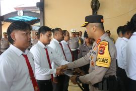 Kapolres Jayapura beri penghargaan berprestasi bagi personel satreskrim