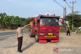 Polisi jaring 130 truk tiga sumbu di Jl Lintas Timur saat arus balik