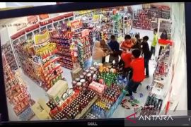 Karyawati minimarket di Dompu dianiaya, warga blokir jalan