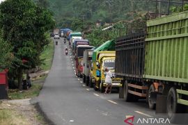 Antrean truk logistik di Jalan Lintas Timur Sumatra