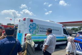 Mantan mobil dinas Gubernur Jabar menjadi klinik mudik di Tol Karawang