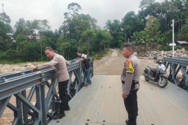 Kawat spi jembatan bailey di lokasi bencana Palembang Agam dicuri