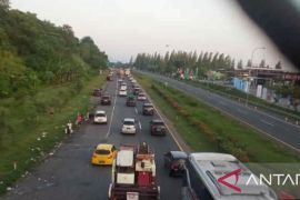 Lalu lintas Tol Cipali melambat akibat kendaraan setop di bahu jalan