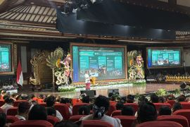 Koster minta bawahannya percepat sistem layanan pekerja migran