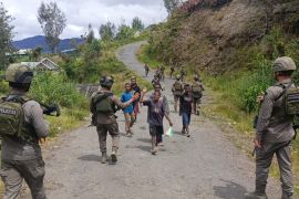 Polisi jalin komunikasi dengan warga Sugapa untuk jaga kamtibmas