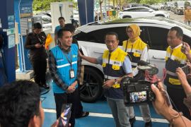 Menteri ESDM tinjau SPKLU, PLN buktikan kesiapan layani lonjakan pemudik dengan kendaraan listrik