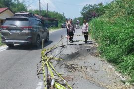 Jalan lintas Simalungun - Karo amblas, pengendara diingatkan waspada