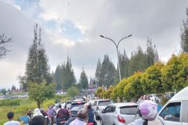 Objek wisata Danau Diatas masih ramai dikunjungi wisatawan hari ke tujuh Lebaran