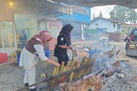 Pesanan lamang bambu meningkat selama Lebaran Idul Fitri di Solok