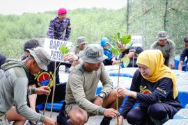 Khofifah dan Pasmar 2 sinergi jaga kelestarian pesisir Surabaya