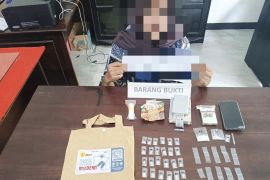 Polda Sultra ringkus wanita yang diduga pengedar narkoba di Kendari