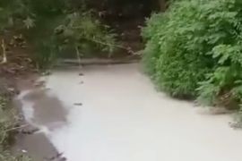 DLH Karawang uji lab sampel air sungai  berubah warna diduga tercemar limbah pabrik kertas