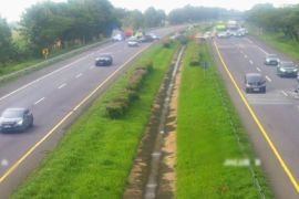 Petugas mulai terapkan one way di ruas Tol Cipali arah Jakarta pada Jumat pagi