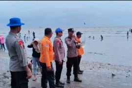 Warga kunjungi sejumlah destinasi wisata pantai di Karawang